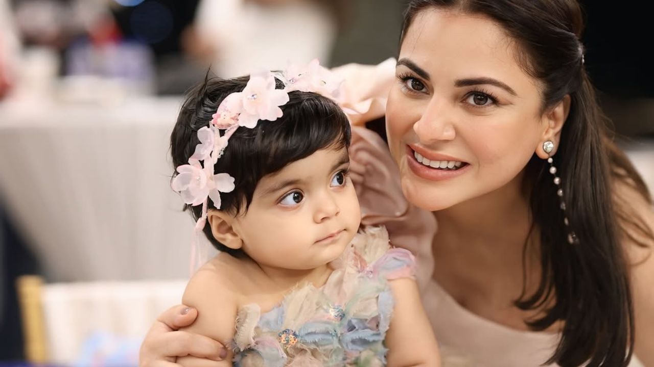 श्रद्धा द्वारा शेयर किए गए हर पोस्ट पर फैन्स लगातार प्यार और आशीर्वाद दे रहे हैं। लोग लिख रहे हैं कि बच्चे बिल्कुल अपनी मां पर गए हैं। अब हर कोई उनकी फैमिली की और झलक देखने को बेताब है।  (Img: Instagram)