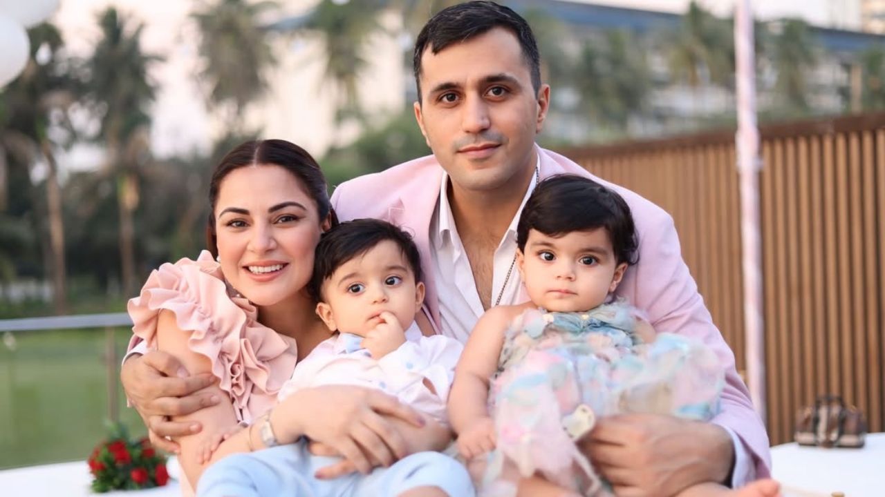 पिछले 29 नवंबर को सिया और शौर्य ने अपना पहला जन्मदिन मनाया। कुछ दिनों बाद श्रद्धा और उनके पति राहुल नागल ने शानदार सेलिब्रेशन की तस्वीरें शेयर कर इस खुशखबरी को और खास बना दिया। यह पहली बार था, जब उन्होंने अपने बच्चों की क्यूट झलक दुनिया के साथ साझा की।  (Img: Instagram) 