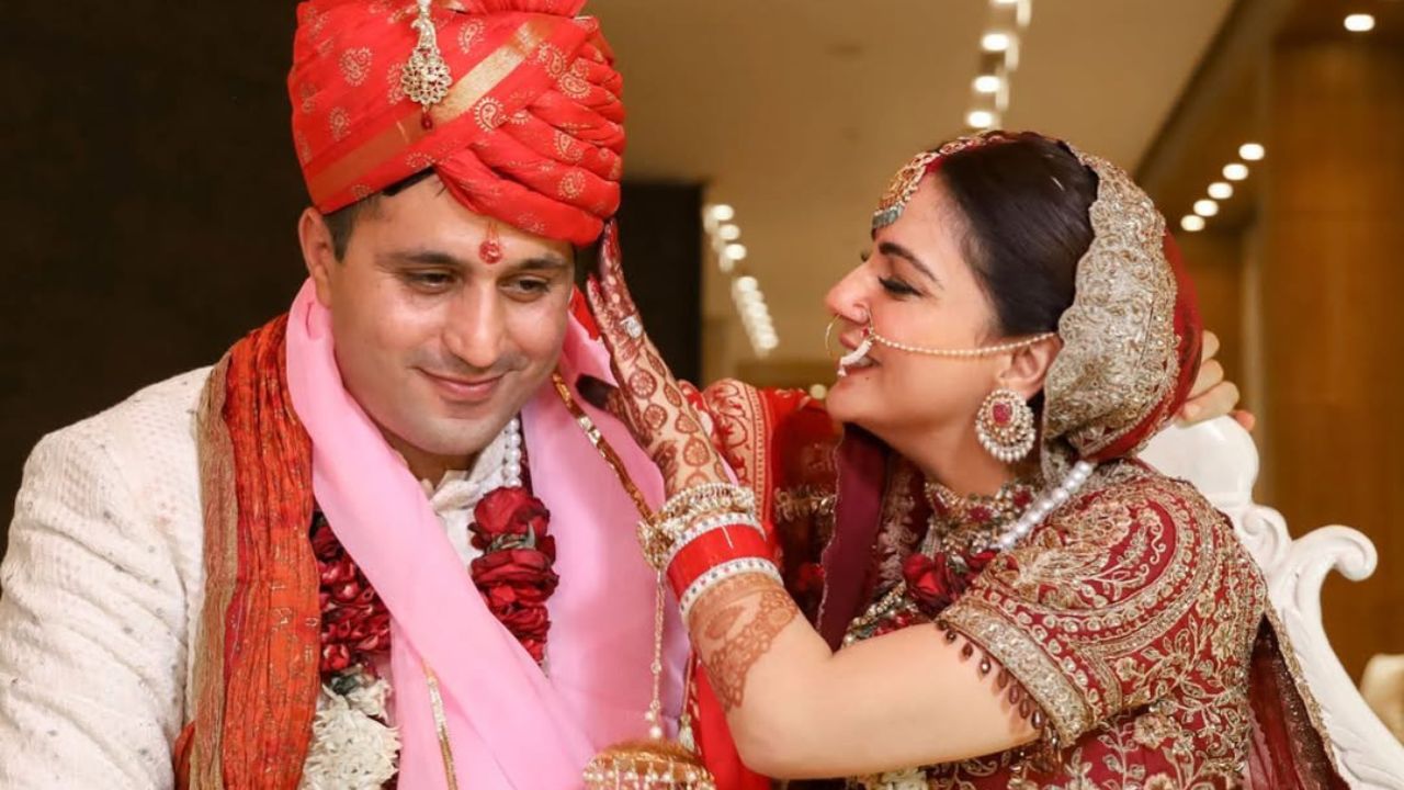 टीवी एक्ट्रेस श्रद्धा आर्या ने 16 नवंबर 2021 को नौसेना अधिकारी राहुल नागल संग दिल्ली में एक निजी समारोह में शादी की थी। परिवार और करीबी दोस्तों की मौजूदगी में हुई यह शादी बेहद सरल और सादगी भरी रही। दोनों की जोड़ी शुरुआत से ही फैन्स के बीच चर्चा में रही है। (Img: Instagram)