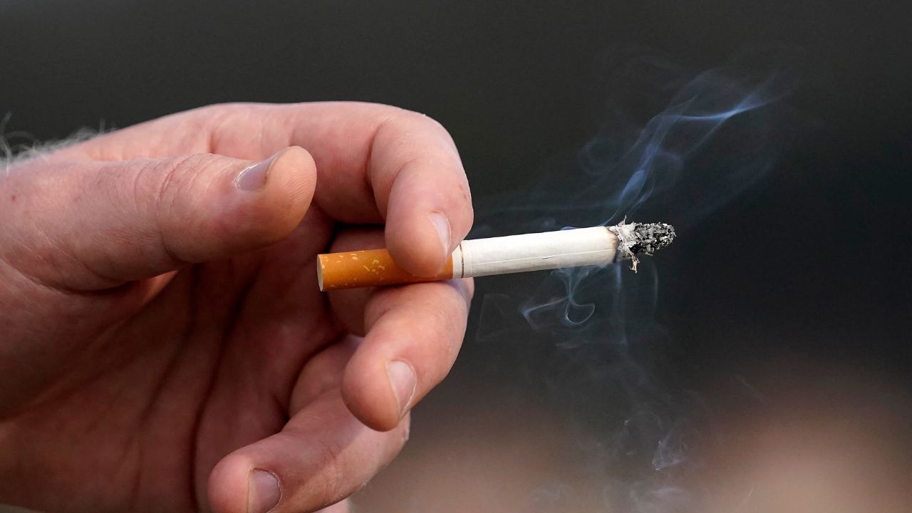 यूपी के इस जिले में लगता है “सिगरेट वाले बाबा” का दरबार, धुएं से हो जाता है हर समस्या का समाधान, पढ़ें दिलचस्प स्टोरी