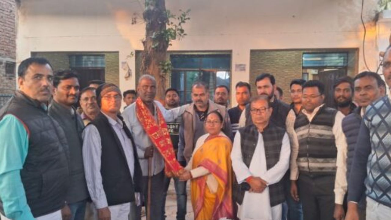 Kanpur Dehat: SIR में बेहतरीन काम करने वाले कर्मियों को मिला इनाम, भाजपा विधायक पूनम संखवार ने किया सम्मानित