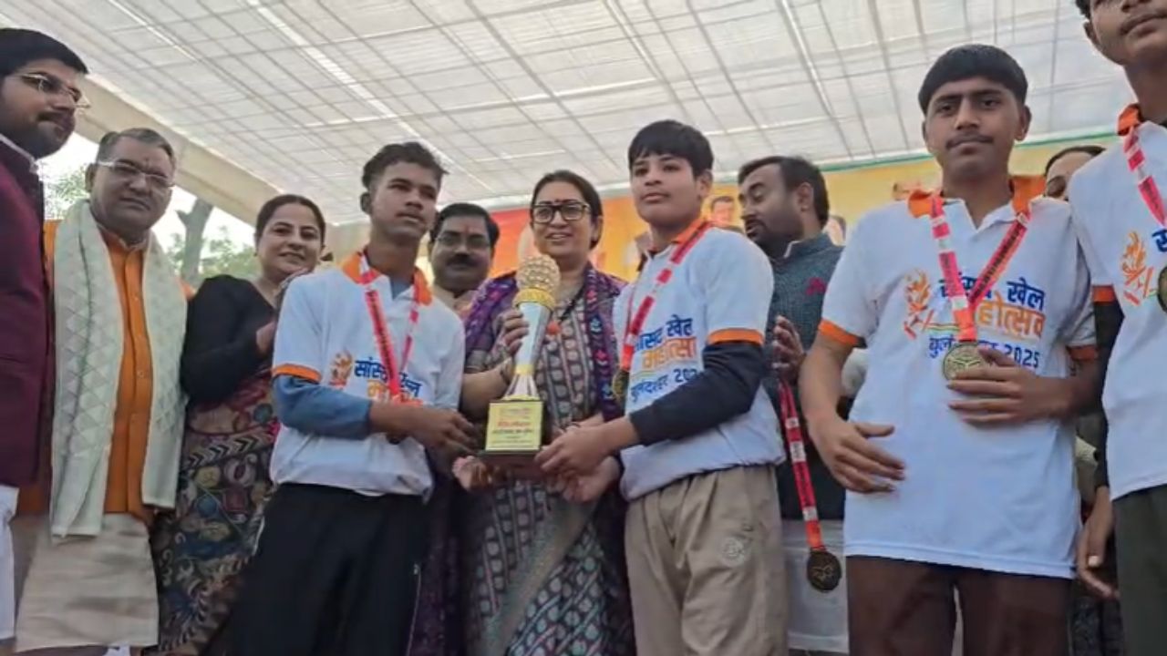 स्मृति ईरानी ने बुलंदशहर खेल महोत्सव में खिलाड़ियों को किया प्रोत्साहित, नए स्टेडियम के लिए भेजा प्रस्ताव