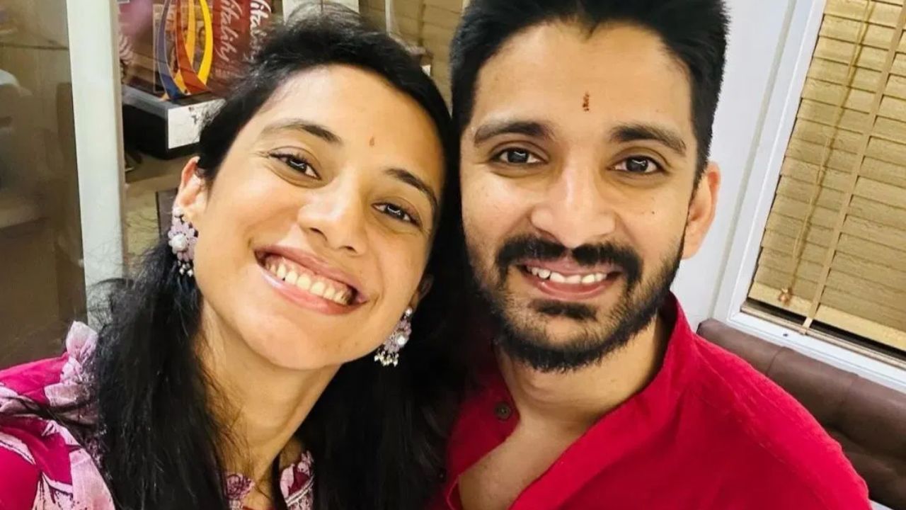 स्मृति मंधाना के भाई श्रवण मंधाना ने साफ कहा, 7 दिसंबर वाली खबरें पूरी तरह गलत हैं। शादी फिलहाल टली हुई है और किसी नई तारीख पर कोई फैसला नहीं हुआ। (Img: Google) स्मृति मंधाना के भाई श्रवण मंधाना ने साफ कहा, 7 दिसंबर वाली खबरें पूरी तरह गलत हैं। शादी फिलहाल टली हुई है और किसी नई तारीख पर कोई फैसला नहीं हुआ। (Img: Google)