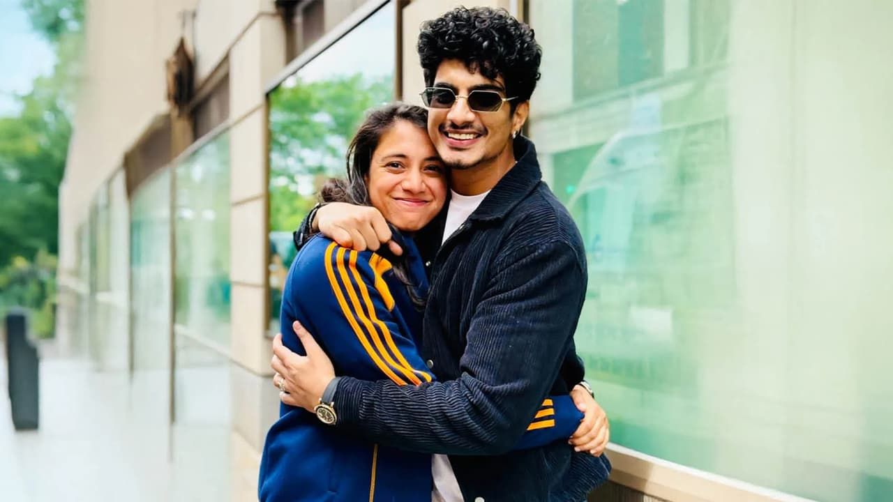 इस बीच स्मृति मंधाना के शानदार करियर की झलक भी चर्चा में रही, 7 टेस्ट, 117 वनडे, 153 टी20 और कुल 17 शतक उनके नाम हैं। फैंस उनकी शादी की नई तारीख का बेसब्री से इंतज़ार कर रहे हैं। (Img: Google) इस बीच स्मृति मंधाना के शानदार करियर की झलक भी चर्चा में रही, 7 टेस्ट, 117 वनडे, 153 टी20 और कुल 17 शतक उनके नाम हैं। फैंस उनकी शादी की नई तारीख का बेसब्री से इंतज़ार कर रहे हैं। (Img: Google)