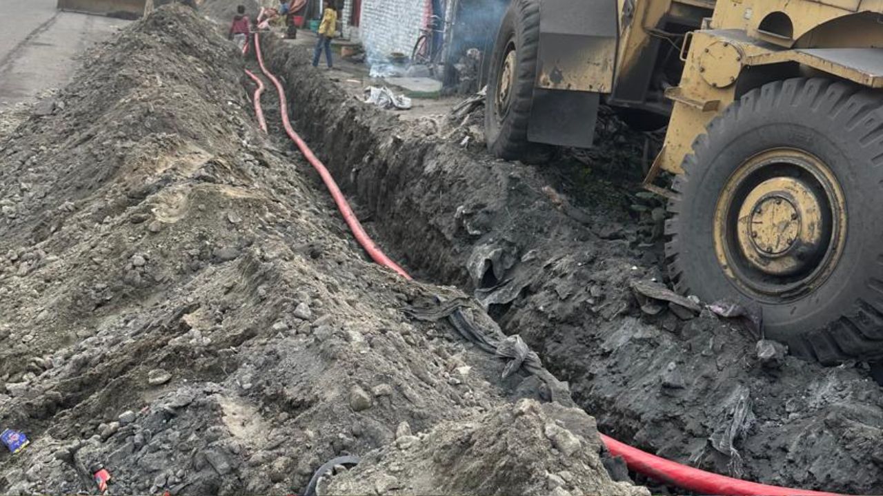 सोनभद्र: यूपीपीसीएल और सविदाकार की मिलीभगत पर उठे सवाल, पीडब्ल्यूडी के आदेश के बावजूद कार्य जारी