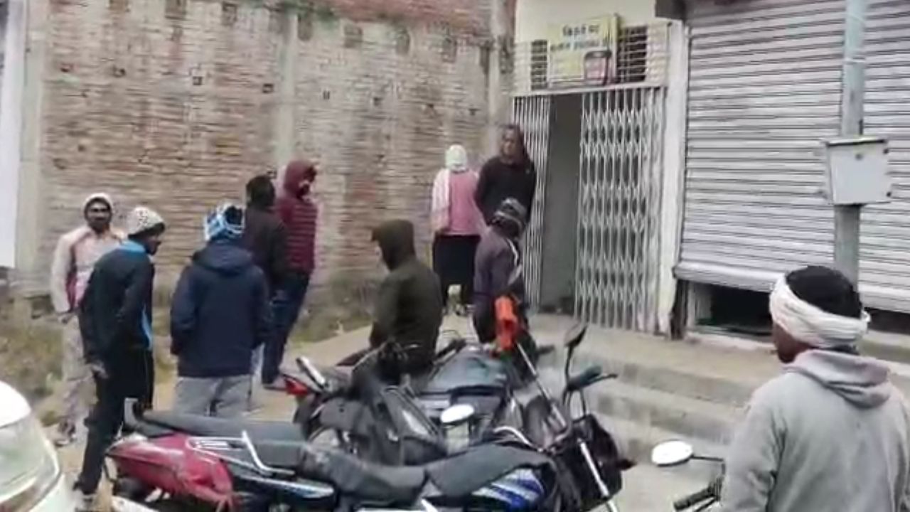 सोनभद्र में चोरों ने कोहरे का फायदा उठाकर ज्वेलरी शॉप से उड़ाए लाखों के गहनें, पूरा कांड जानकर उड़ जाएंगे होश