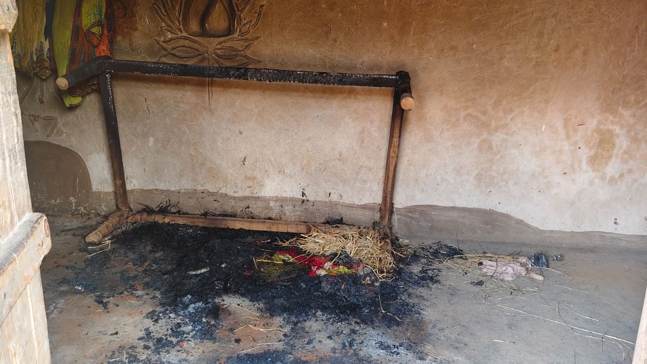 सोनभद्र गांव में दुखद हादसा: रात में सोते-सोते अचानक जलने लगी बुजुर्ग महिला, परिवार में मचा हड़कंप; जानिए पूरी वारदात