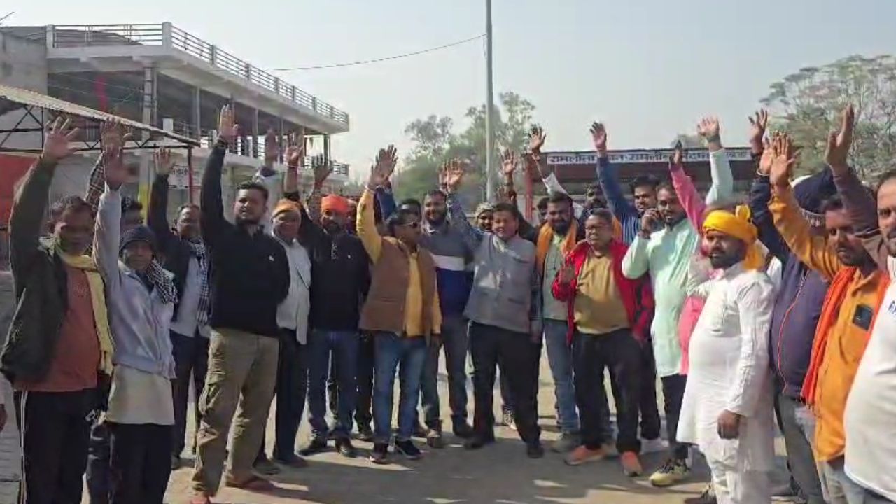 अल्ट्राटेक सीमेंट प्लांट के खिलाफ सोनभद्र में धरना प्रदर्शन, प्रदूषण और दुर्गंध से स्थानीय लोग परेशान