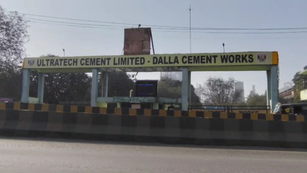 Video: रोजगार या प्रदूषण? अल्ट्राटेक सीमेंट प्लांट पर सोनभद्र में उठा बड़ा सवाल, अधिकारियों पर भड़के ग्रामीण