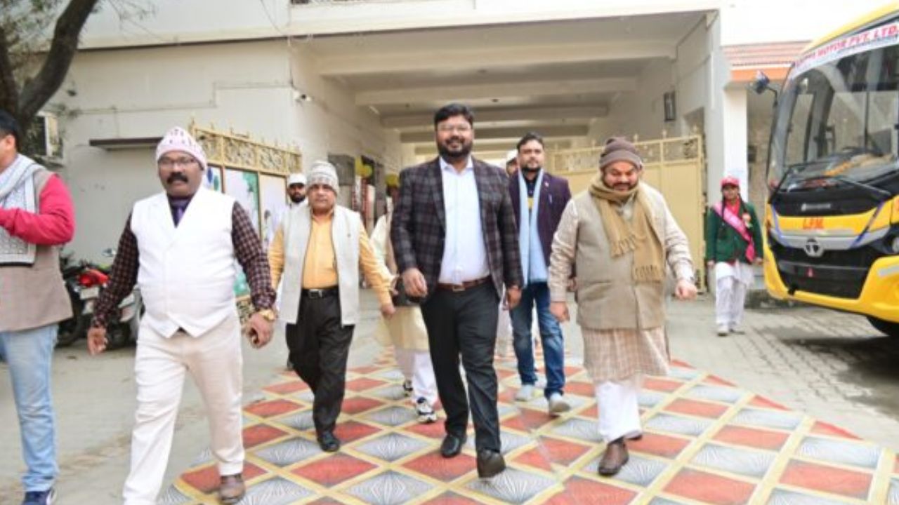 गोरखपुर : एलपीएम पब्लिक स्कूल में खेल महोत्सव, मशाल जलाकर प्रतियोगिता का उद्घाटन