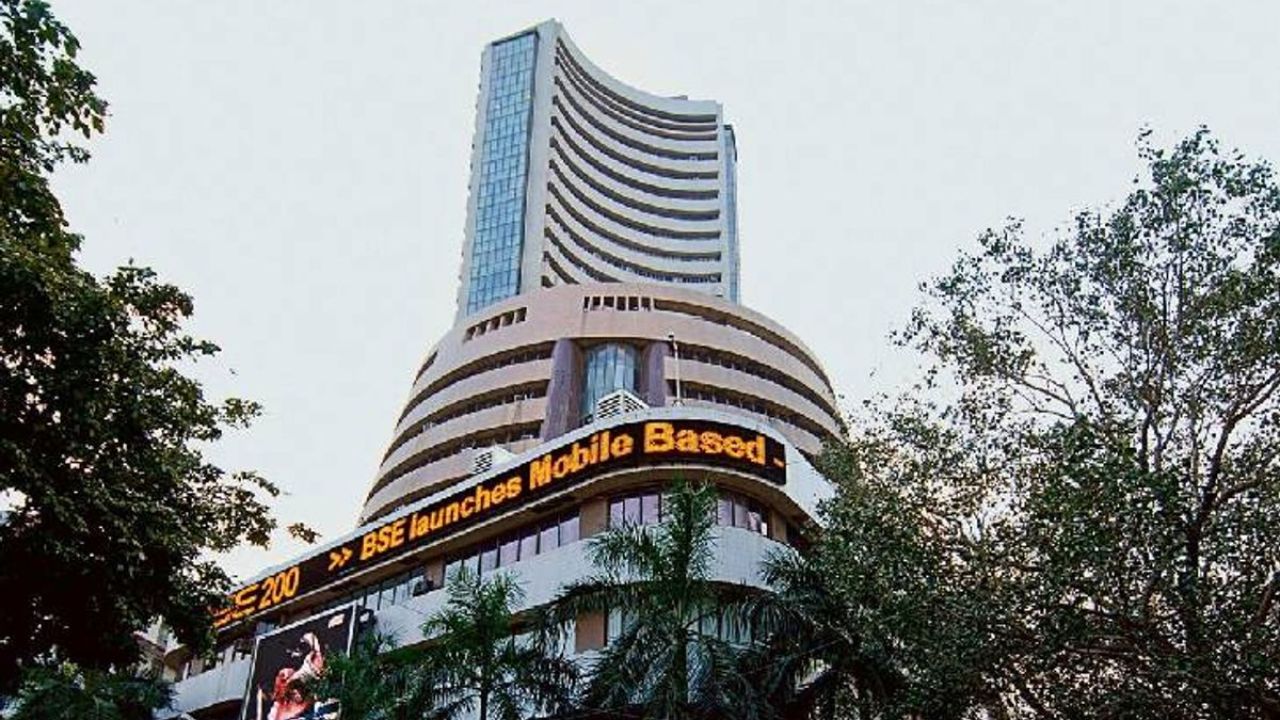 Stock Market: शेयर बाजार में बिकवाली का दबाव, सेंसेक्स और निफ्टी लाल निशान पर खुले; टॉप गेनर्स और लूजर्स की लिस्ट जारी