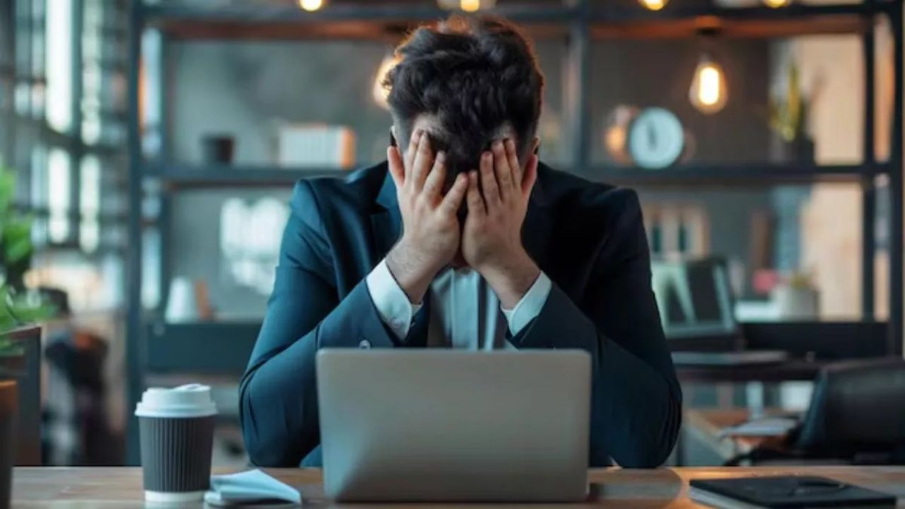 सर्दियों में त्योहार, ट्रैवल और अनियमित खान-पान की वजह से शरीर पर स्ट्रेस बढ़ने लगता है। लंबे समय तक बना रहने वाला स्ट्रेस शरीर के जरूरी न्यूट्रिएंट्स को भी कम कर देता है। (img source: google) सर्दियों में त्योहार, ट्रैवल और अनियमित खान-पान की वजह से शरीर पर स्ट्रेस बढ़ने लगता है। लंबे समय तक बना रहने वाला स्ट्रेस शरीर के जरूरी न्यूट्रिएंट्स को भी कम कर देता है। (img source: google)