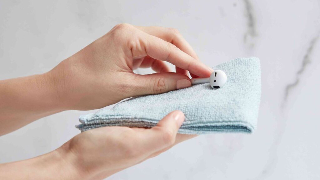 Earbuds Cleaning 
