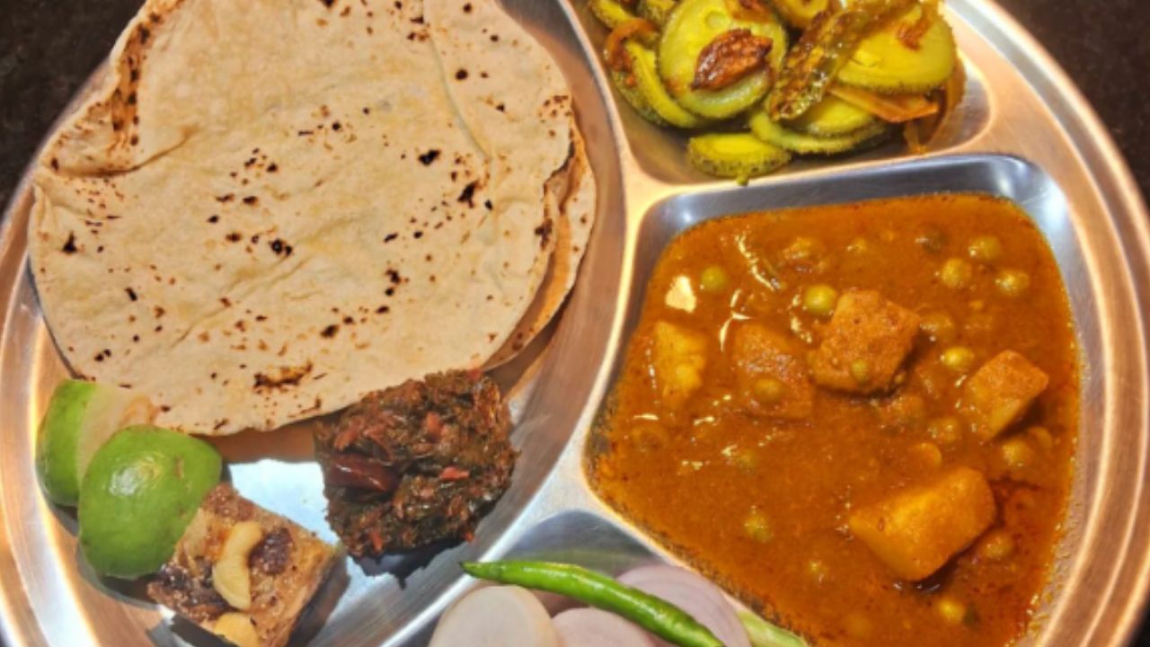 अटल कैंटीन में सिर्फ 5 रुपये में लोगों को भरपेट थाली मिलेगी। इस थाली में सादा, स्वादिष्ट और पौष्टिक दाल परोसी जाएगी। जिससे हर वर्ग के लोग किफायती और संतुलित भोजन कर सकें।