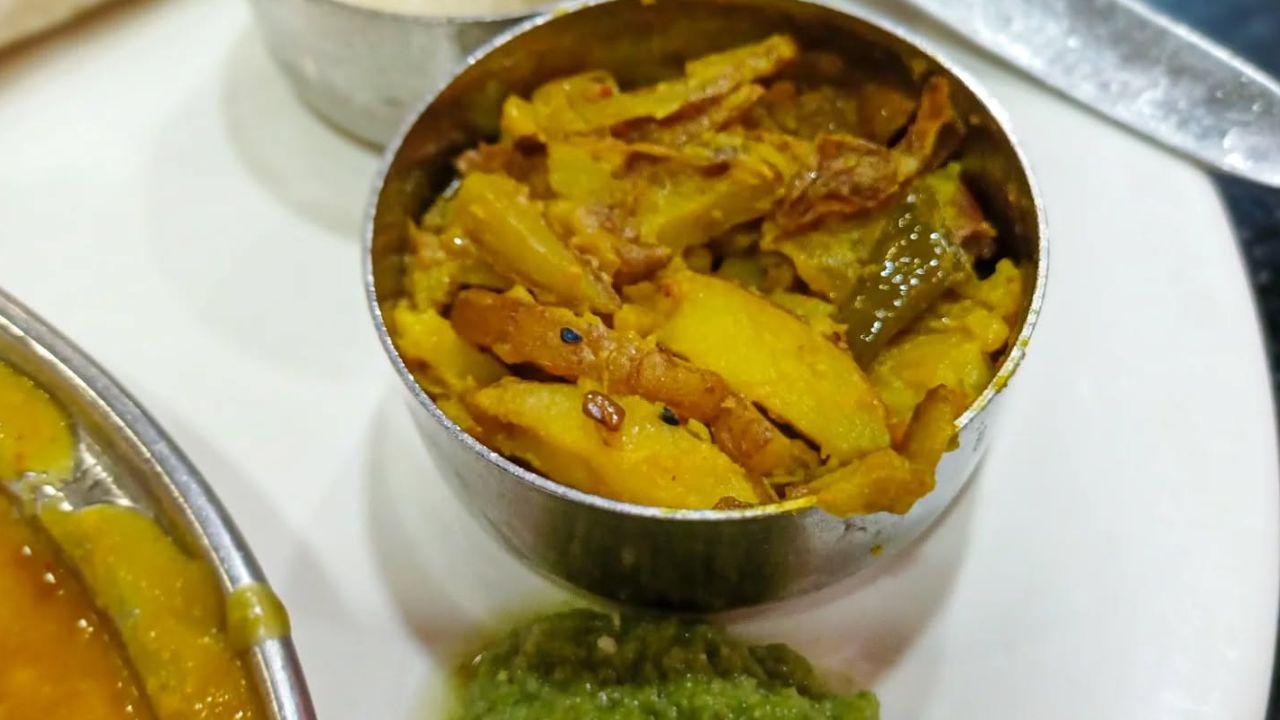 थाली में स्वाद बढ़ाने के लिए अचार भी शामिल किया गया है। अटल कैंटीन में यह भोजन दोपहर 11 बजे से 4 बजे तक लंच और शाम 6:30 से 9:30 बजे तक डिनर के रूप में उपलब्ध होगा।