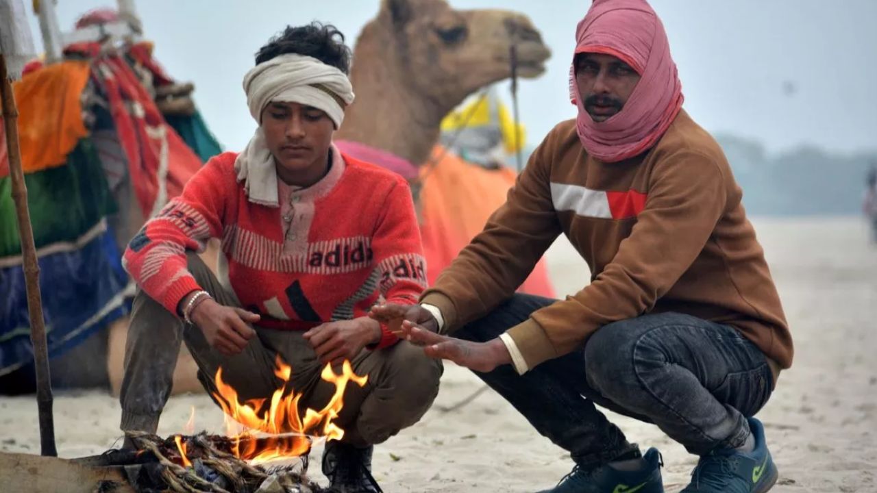 यूपी में कड़ाके की ठंड, कई जिलों में यलो अलर्ट जारी, जानें आज कितना रहेगा आपके शहर का तापमान