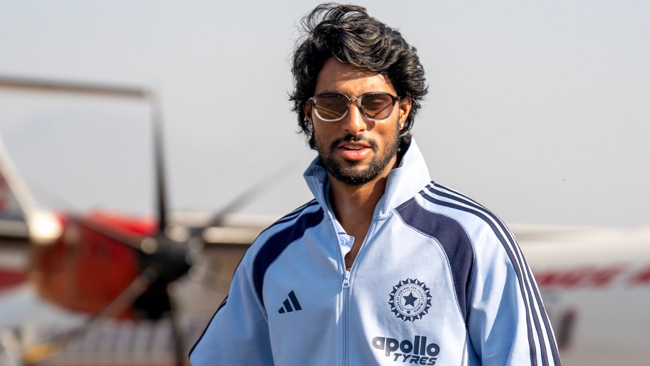 हिमाचल की ठंडी हवा और पहाड़ों के बीच टीम इंडिया का अंदाज़ और भी खास लग रहा था। खिलाड़ियों की एंट्री ने धर्मशाला की खूबसूरती में चार चांद लगा दिए। स्टेडियम और होटल के आसपास क्रिकेट का माहौल बन गया है। शहर पूरी तरह क्रिकेटमय हो चुका है। (Img: BCCI-X) हिमाचल की ठंडी हवा और पहाड़ों के बीच टीम इंडिया का अंदाज़ और भी खास लग रहा था। खिलाड़ियों की एंट्री ने धर्मशाला की खूबसूरती में चार चांद लगा दिए। स्टेडियम और होटल के आसपास क्रिकेट का माहौल बन गया है। शहर पूरी तरह क्रिकेटमय हो चुका है। (Img: BCCI-X)