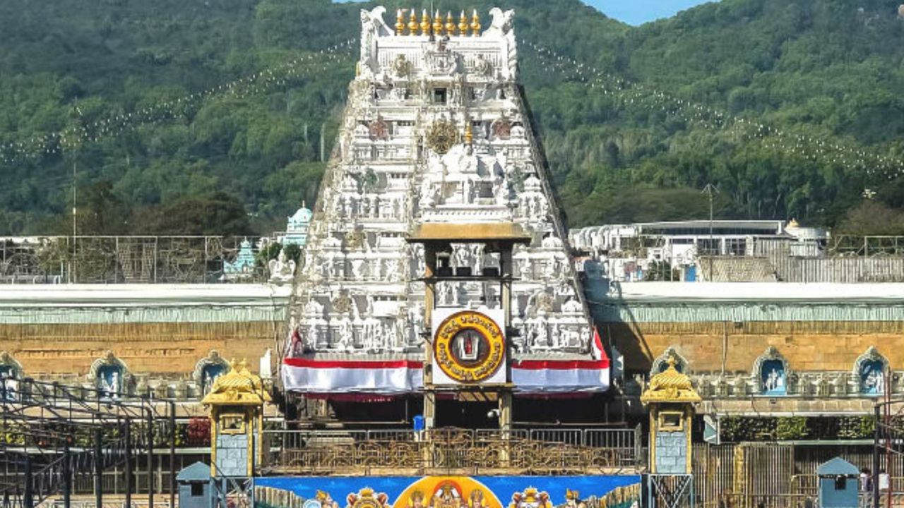 तिरुमाला में आस्था का सैलाब: 30 घंटे की कतार, तीन दिन तक बंद रहे दर्शन टिकट काउंटर