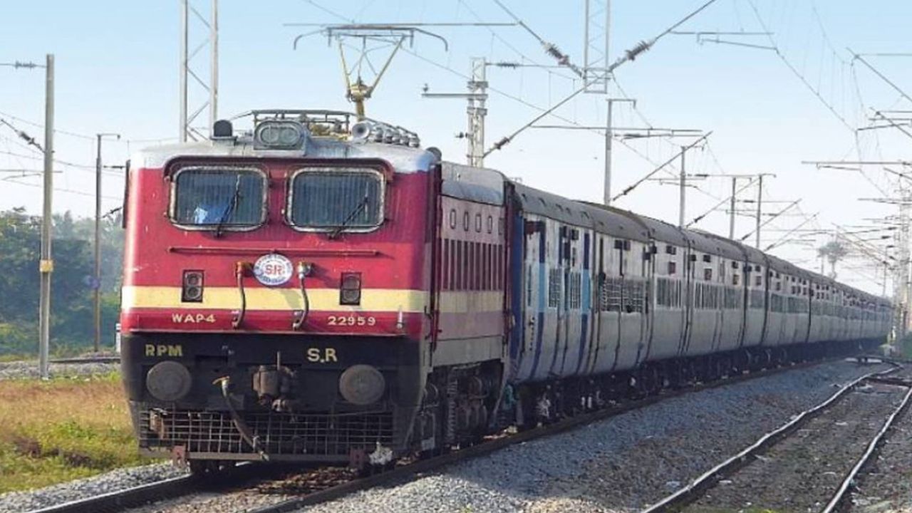 गोरखपुर-छपरा रूट पर मची अफरा-तफरी, ट्रेन के पहिए से उठा धुआं