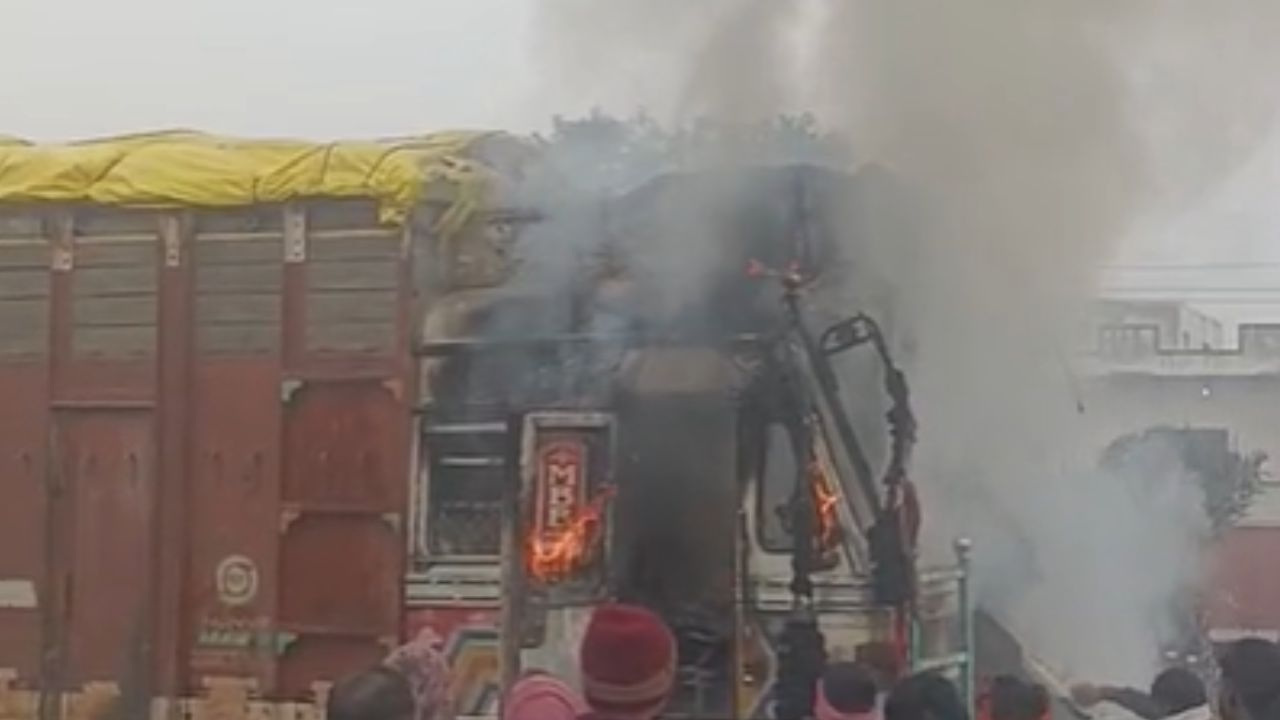 चंदौली में भीषण हादसा: खड़े ट्रक में अचानक लगी आग, लाखों का नुकसान