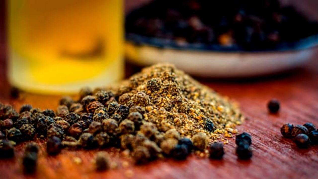 सर्दियों में खाना आमतौर पर ज्यादा भारी और भरपूर होता है। ऐसे में पाचन तंत्र को अतिरिक्त सहारे की जरूरत पड़ती है। हल्दी अपने गुणों के कारण खाने को संतुलित महसूस कराती है। काली मिर्च पाचन प्रक्रिया को सक्रिय करती है और पेट की सुस्ती को दूर करने में मदद करती है। वहीं गुड़ स्वाद को संतुलित करता है और अक्सर भोजन के बाद लिया जाता है, ताकि खाना शरीर पर भारी न पड़े। 