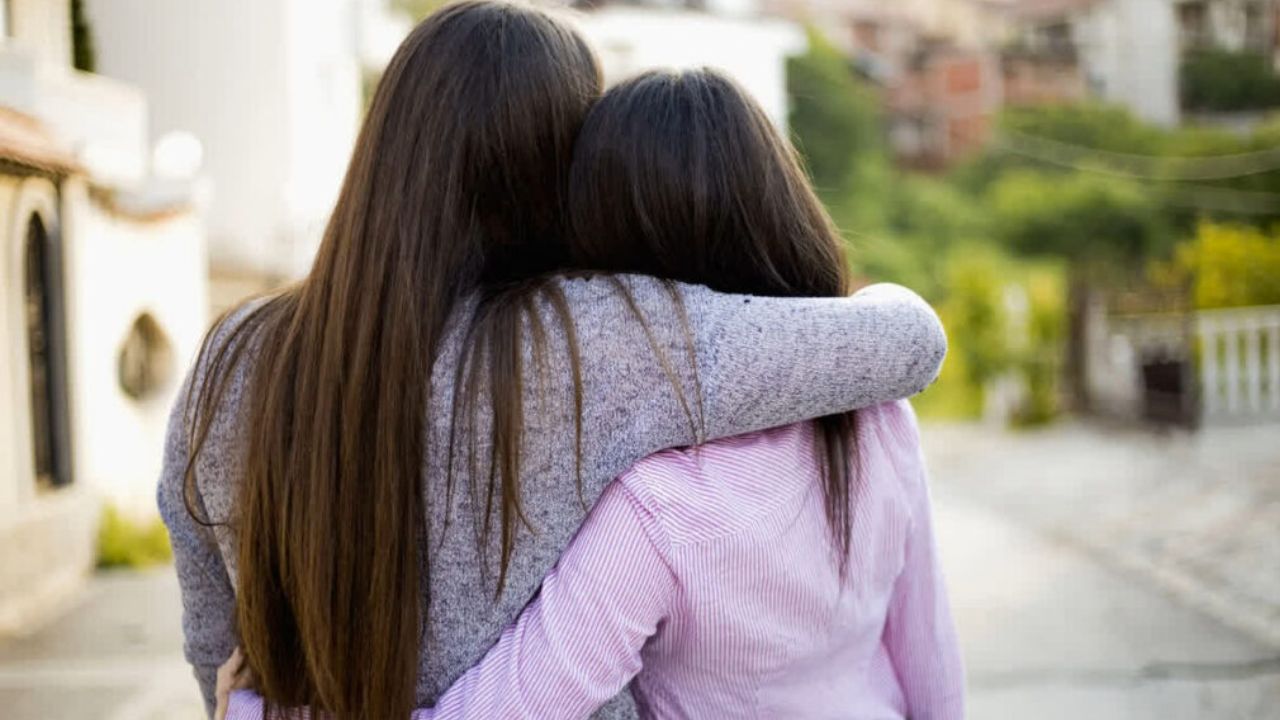 ग्रेटर नोएडा की इन लड़कियों ने उतार दी शर्म, दोनों बहनें एक 51 वर्षीय व्यक्ति के साथ…पुलिस ने किया बड़ा खुलासा