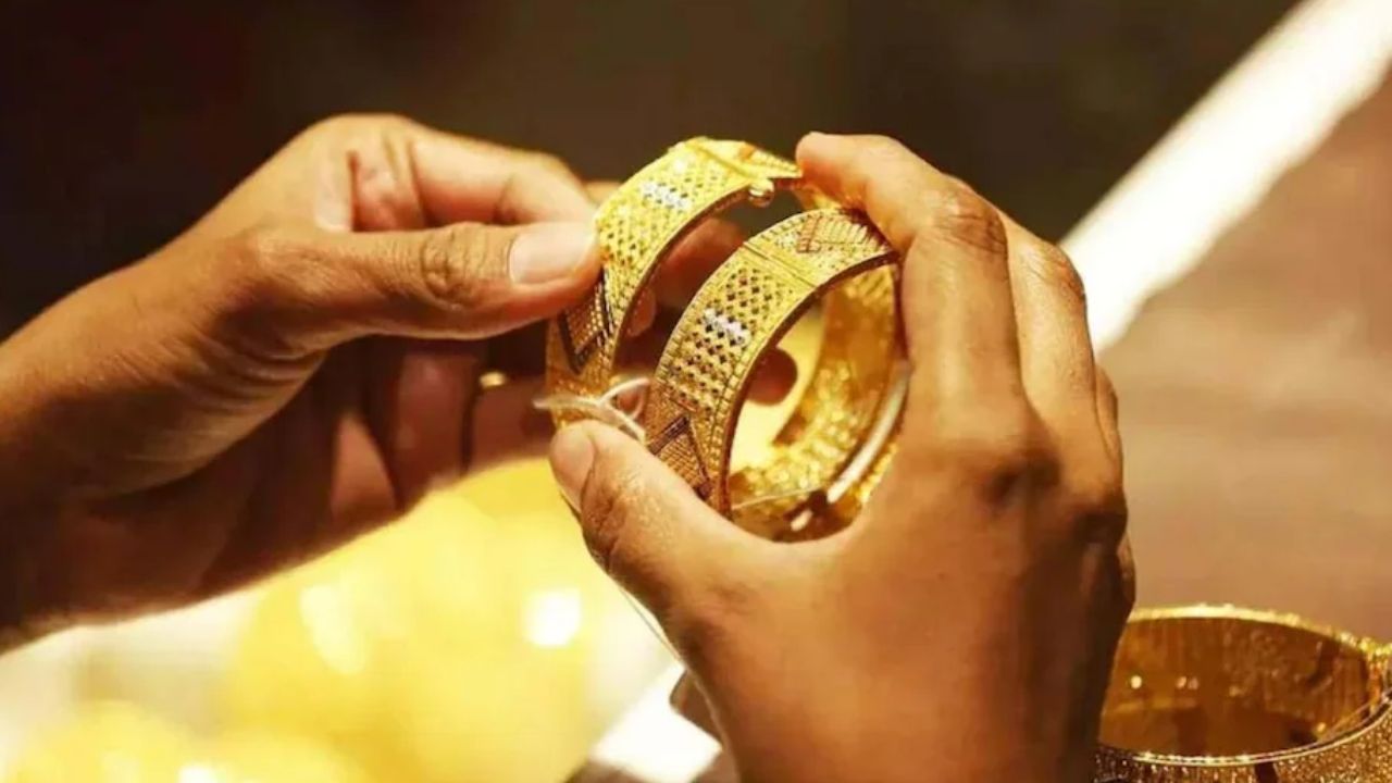 UP Gold Rate Today: सोना-चांदी के दाम में बड़ी गिरावट, खरीदारों के खिले चेहरे; जानें 22-24 कैरेट गोल्ड का ताजा रेट