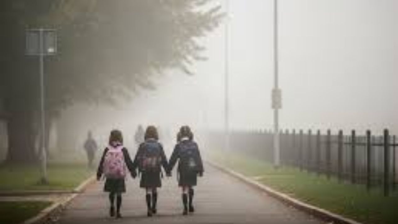 UP School: घने कोहरे और कड़ाके की ठंड को देखते हुए 27 दिसंबर तक स्कूल बंद, जारी हुआ आदेश