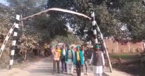 भोजपुर-उन्नाव मार्ग पर लगाए गए लोहे के बैरियर से आवागमन ठप, किसान और व्यापारियों में आक्रोश तेज