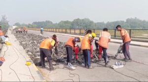 रायबरेली में निर्माण कंपनी की लापरवाही के कारण घायल हो रहे हैं राहगीर, जानें पूरी खबर