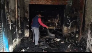 Raebareli News: संदिग्ध हालत में लगी टायर की दुकान में आग, लाखों रुपये का सामान खाक