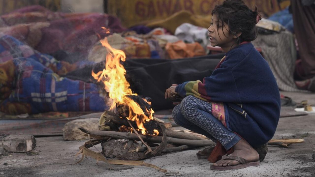 रात के समय पड़ रही कड़कड़ाती ठंड से आमजन को घरों में दुबके रहने के लिए मजबूर होना पड़ रहा है। मौसम विशेषज्ञों का मानना है कि आने वाले दिनों में यह ठंड और बढ़ सकती है। (Img: Google) रात के समय पड़ रही कड़कड़ाती ठंड से आमजन को घरों में दुबके रहने के लिए मजबूर होना पड़ रहा है। मौसम विशेषज्ञों का मानना है कि आने वाले दिनों में यह ठंड और बढ़ सकती है। (Img: Google)