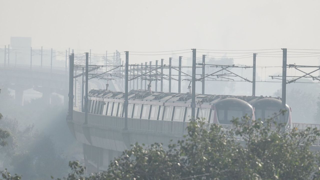 मौसम विभाग के अनुसार 10 और 11 दिसंबर को भी प्रदेश में मौसम साफ और शुष्क रहेगा। इन दिनों सुबह के समय हल्के से मध्यम स्तर का कोहरा छाने की संभावना है। राहत की बात यह है कि इस अवधि के लिए किसी तरह की शीतलहर, बारिश या अन्य गंभीर चेतावनी जारी नहीं की गई है। 12 से 14 दिसंबर तक भी मौसम लगभग इसी तरह बना रहने की उम्मीद है। (Img: Google) मौसम विभाग के अनुसार 10 और 11 दिसंबर को भी प्रदेश में मौसम साफ और शुष्क रहेगा। इन दिनों सुबह के समय हल्के से मध्यम स्तर का कोहरा छाने की संभावना है। राहत की बात यह है कि इस अवधि के लिए किसी तरह की शीतलहर, बारिश या अन्य गंभीर चेतावनी जारी नहीं की गई है। 12 से 14 दिसंबर तक भी मौसम लगभग इसी तरह बना रहने की उम्मीद है। (Img: Google)