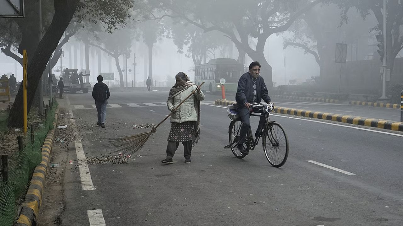 9 दिसंबर को प्रदेश के अधिकांश जिलों में दिन के समय तेज धूप निकलने की संभावना जताई गई है, हालांकि सुबह के समय कोहरा लोगों की रफ्तार धीमी कर सकता है। राजधानी लखनऊ में भी सुबह से ही कोहरे की चादर छाई रहने के संकेत मिले हैं। दोपहर तक हल्की धूप निकल सकती है। (Img: Google) 9 दिसंबर को प्रदेश के अधिकांश जिलों में दिन के समय तेज धूप निकलने की संभावना जताई गई है, हालांकि सुबह के समय कोहरा लोगों की रफ्तार धीमी कर सकता है। राजधानी लखनऊ में भी सुबह से ही कोहरे की चादर छाई रहने के संकेत मिले हैं। दोपहर तक हल्की धूप निकल सकती है। (Img: Google)