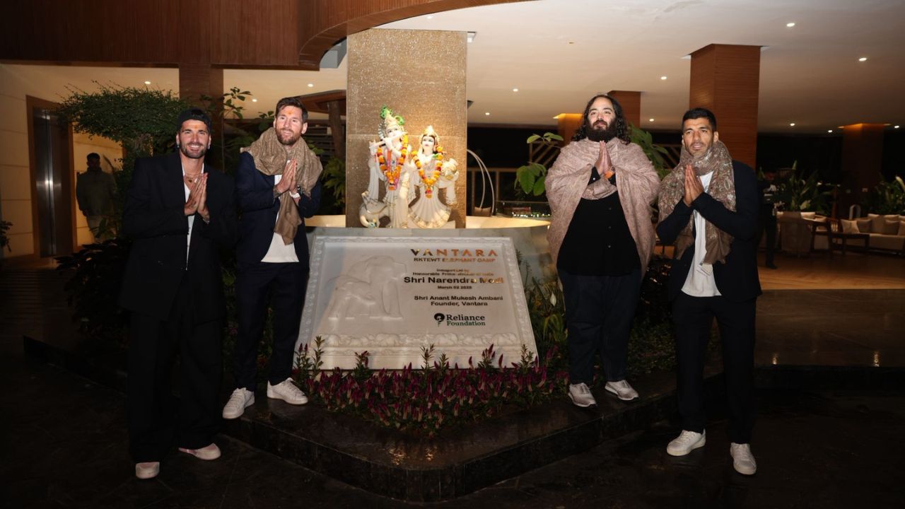 महानगरों में पब्लिक इवेंट्स और स्टेडियम में भाग लेने के बाद, गुजरात में वंतारा का दौरा मेसी का भारत दौरे का आखिरी और शांतिपूर्ण पड़ाव था। यह दौरा उनके शहरों के तूफानी दौरे का समापन माना जा रहा था। (Img: X)