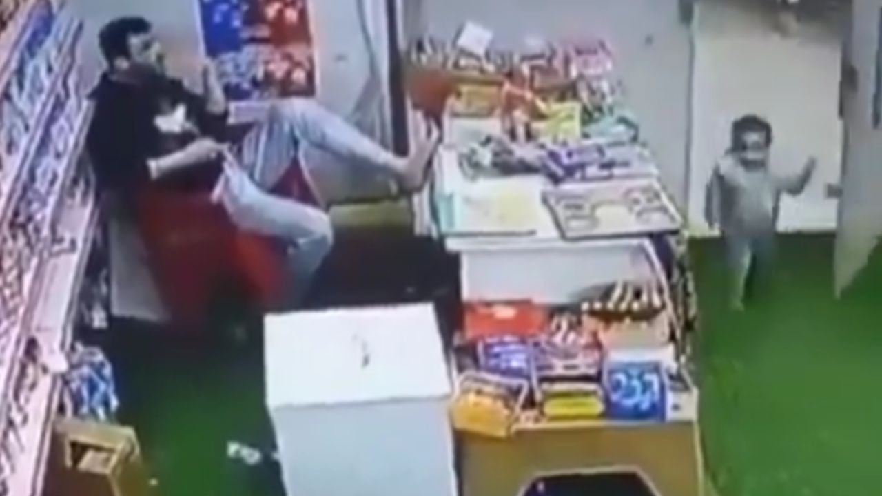 मासूम डकैत जब चॉकलेट चुराकर भागा… सोशल मीडिया पर वायरल यह वीडियो मचा रहा धमाल