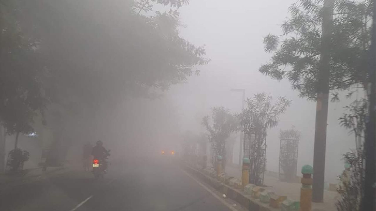 सहारनपुर, मेरठ, कानपुर, प्रयागराज, वाराणसी, अयोध्या, रायबरेली, उन्नाव, आजमगढ़ और मिर्जापुर समेत कई जिलों में मध्यम कोहरा छाए रहने का अनुमान है। इन क्षेत्रों के लिए ऑरेंज और येलो अलर्ट जारी किया गया है। मौसम विभाग ने लोगों को सतर्क रहने और अनावश्यक यात्रा से बचने की सलाह दी है। (Img: Google) सहारनपुर, मेरठ, कानपुर, प्रयागराज, वाराणसी, अयोध्या, रायबरेली, उन्नाव, आजमगढ़ और मिर्जापुर समेत कई जिलों में मध्यम कोहरा छाए रहने का अनुमान है। इन क्षेत्रों के लिए ऑरेंज और येलो अलर्ट जारी किया गया है। मौसम विभाग ने लोगों को सतर्क रहने और अनावश्यक यात्रा से बचने की सलाह दी है। (Img: Google)