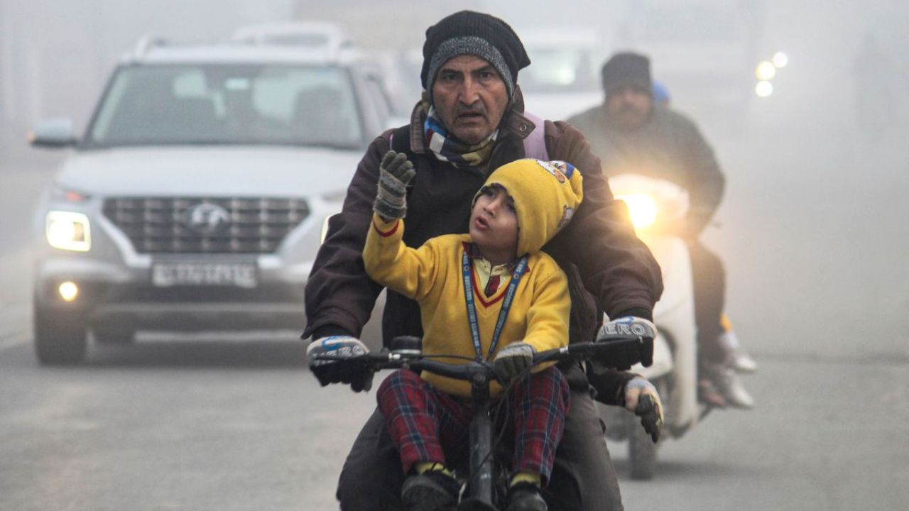 वरिष्ठ मौसम विज्ञानी के अनुसार देवरिया, गोरखपुर, संत कबीर नगर, बस्ती, कुशीनगर, महाराजगंज, सिद्धार्थ नगर, गोंडा, बलरामपुर, श्रावस्ती, बहराइच, लखीमपुर खीरी, सीतापुर, सहारनपुर, शामली, मुजफ्फरनगर, बिजनौर, अमरोहा, मुरादाबाद, रामपुर, बरेली, पीलीभीत, शाहजहांपुर, संभल और बदायूं सहित कई जिलों में अगले 24 घंटों के दौरान बहुत घना कोहरा पड़ने की संभावना है। (Img: Google)