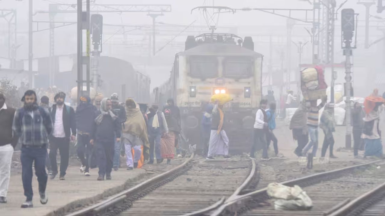राजधानी लखनऊ में दिन की शुरुआत घने कोहरे के साथ हुई है। वहीं नोएडा और आसपास के इलाकों में मध्यम से घना कोहरा छाया हुआ है। आने वाले दिनों में अधिकतम के साथ-साथ न्यूनतम तापमान में भी गिरावट देखने को मिलेगी। 19 दिसंबर को पश्चिमी विक्षोभ के सक्रिय होने से ठंड और बढ़ने की संभावना है। (Img: Google) राजधानी लखनऊ में दिन की शुरुआत घने कोहरे के साथ हुई है। वहीं नोएडा और आसपास के इलाकों में मध्यम से घना कोहरा छाया हुआ है। आने वाले दिनों में अधिकतम के साथ-साथ न्यूनतम तापमान में भी गिरावट देखने को मिलेगी। 19 दिसंबर को पश्चिमी विक्षोभ के सक्रिय होने से ठंड और बढ़ने की संभावना है। (Img: Google)