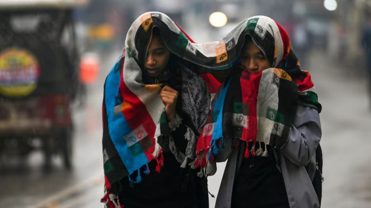 उत्तर प्रदेश में कोहरे का कोहराम, कई जिलों में ‘विजिबिलिटी जीरो’ जैसे हालात; शीतलहर ने बढ़ाई ठिठुरन