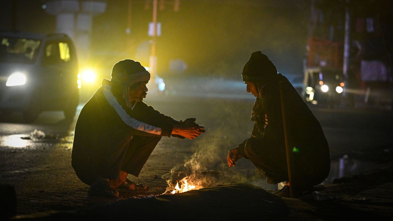 उत्तर प्रदेश में मौसम इन दिनों बेहद सख्त मिजाज अपनाए हुए है। घने कोहरे और गलन भरी ठंड ने आम जनजीवन को पूरी तरह से प्रभावित कर दिया है। भारतीय मौसम विभाग (IMD) ने प्रदेश के 20 से अधिक जिलों में अत्यधिक घने कोहरे को लेकर रेड अलर्ट जारी किया है, वहीं कई इलाकों में शीत दिवस की चेतावनी भी दी गई है। (Img: Google) उत्तर प्रदेश में मौसम इन दिनों बेहद सख्त मिजाज अपनाए हुए है। घने कोहरे और गलन भरी ठंड ने आम जनजीवन को पूरी तरह से प्रभावित कर दिया है। भारतीय मौसम विभाग (IMD) ने प्रदेश के 20 से अधिक जिलों में अत्यधिक घने कोहरे को लेकर रेड अलर्ट जारी किया है, वहीं कई इलाकों में शीत दिवस की चेतावनी भी दी गई है। (Img: Google)