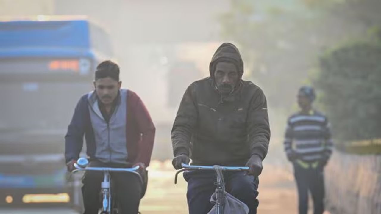 उत्तर भारत ठंड का कहर, दक्षिण में दितवाह का प्रहार तेज: जानें दिल्ली से यूपी तक आज के मौसम का बड़ा अपडेट