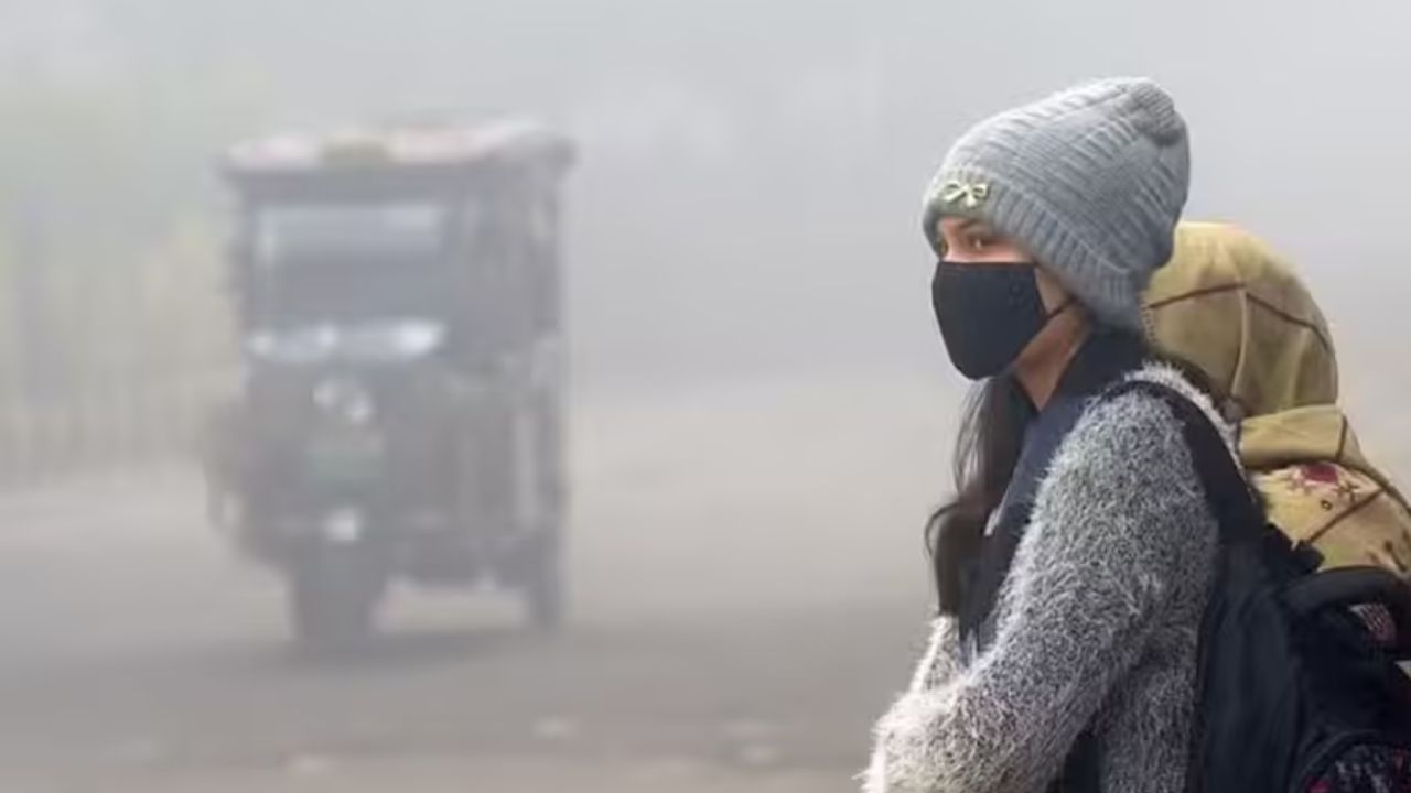 Weather Update: उत्तर भारत में ठंड का कहर, पहाड़ों में बर्फबारी और मैदानों में कोहरा, यहां देखें अगले 4 दिनों की स्थिति