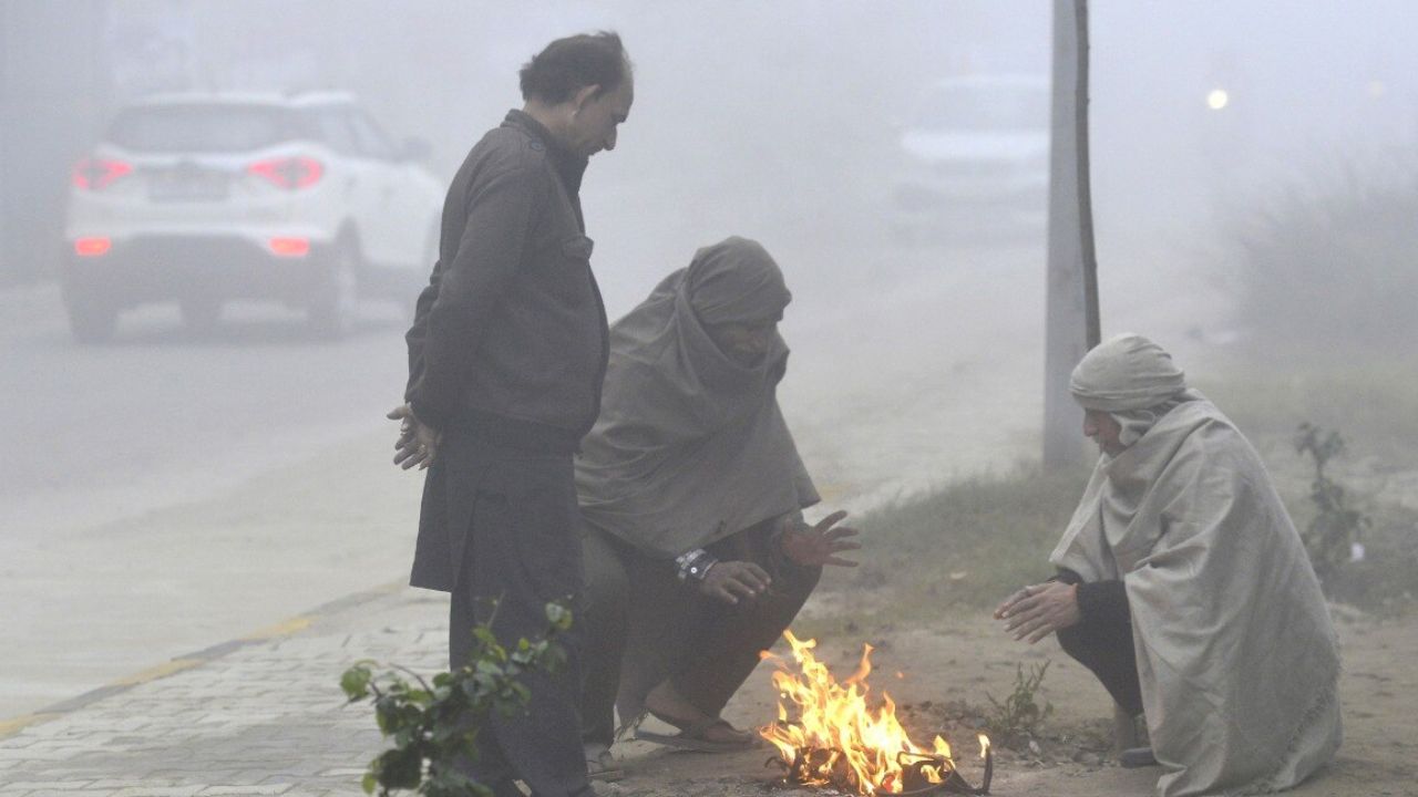 UP में कड़ाके की ठंड: इन जिलों में 5 डिग्री से कम पहुंचा तापमान, आज रात पड़ेगा भयंकर पाला
