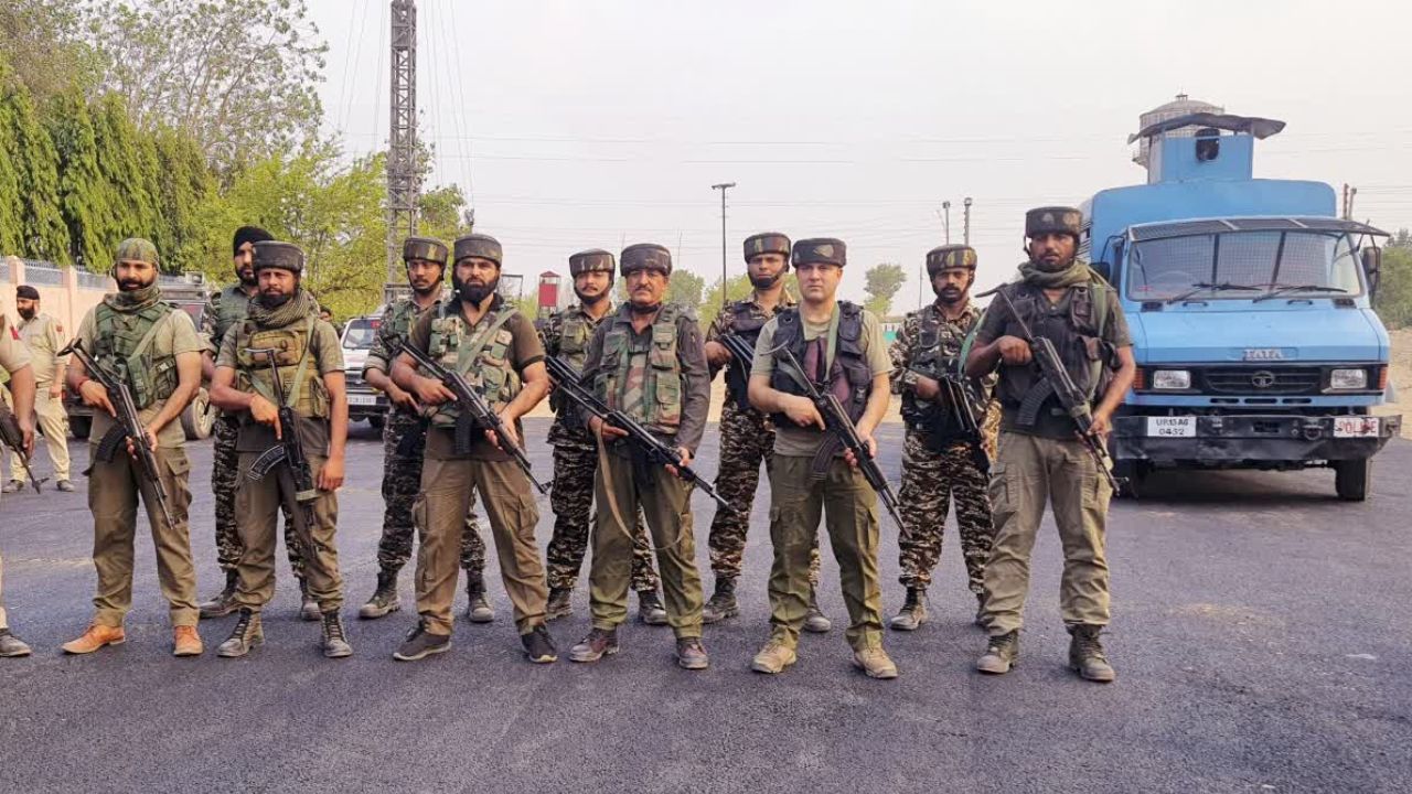 अलग-अलग श्रेणियों में पदों का विवरण आधिकारिक नोटिफिकेशन में दिया गया है, जिसे उम्मीदवारों को आवेदन से पहले ध्यान से पढ़ने की सलाह दी जाती है। इस भर्ती के लिए आवेदन करने वाले उम्मीदवार का किसी मान्यता प्राप्त बोर्ड से 10वीं या 12वीं पास होना अनिवार्य है। कुछ पदों के लिए शैक्षणिक योग्यता में अंतर हो सकता है। (Img- Internet)