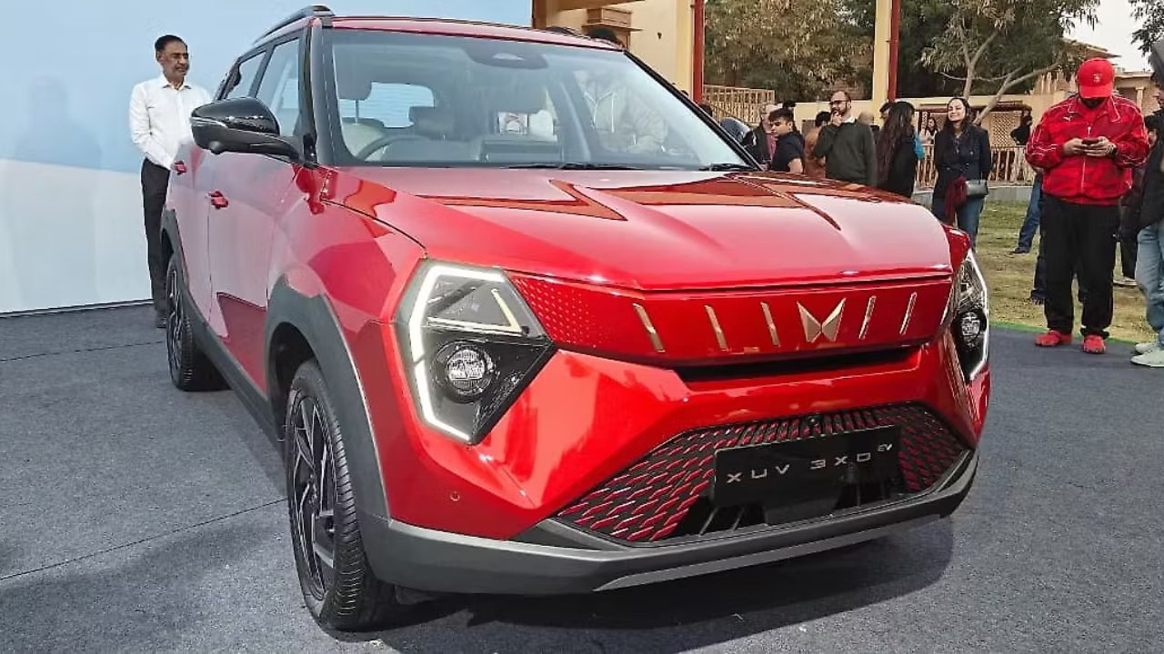 Mahindra XUV 3XO EV की डिलीवरी 23 फरवरी 2026 से शुरू होगी। लॉन्च के बाद इसका सीधा मुकाबला Tata Nexon EV और MG Windsor EV जैसी इलेक्ट्रिक SUVs से होगा। यह SUV उन ग्राहकों के लिए सही विकल्प साबित होगी जो कम कीमत में भरोसेमंद ब्रांड की इलेक्ट्रिक SUV चाहते हैं। (Img- Internet) Mahindra XUV 3XO EV की डिलीवरी 23 फरवरी 2026 से शुरू होगी। लॉन्च के बाद इसका सीधा मुकाबला Tata Nexon EV और MG Windsor EV जैसी इलेक्ट्रिक SUVs से होगा। यह SUV उन ग्राहकों के लिए सही विकल्प साबित होगी जो कम कीमत में भरोसेमंद ब्रांड की इलेक्ट्रिक SUV चाहते हैं। (Img- Internet)