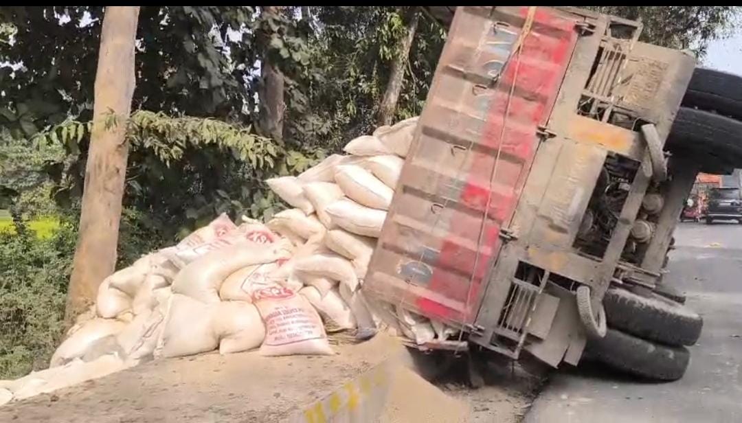 तेज़ रफ्तार का कहर टला, सिंदुरिया थाने के पास ट्रेलर पलटने से मचा हड़कंप