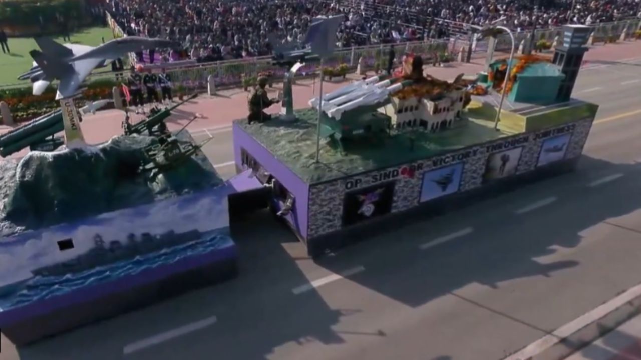 ऑपरेशन सिंदूर: ऑपरेशन सिंदूर में इस्तेमाल इंटीग्रेटेड ऑपरेशनल सेंटर को झांकी में दर्शाया गया। इसमें ऑपरेशन की रणनीति और देश की सुरक्षा का सार संक्षेप में दिखाया गया।