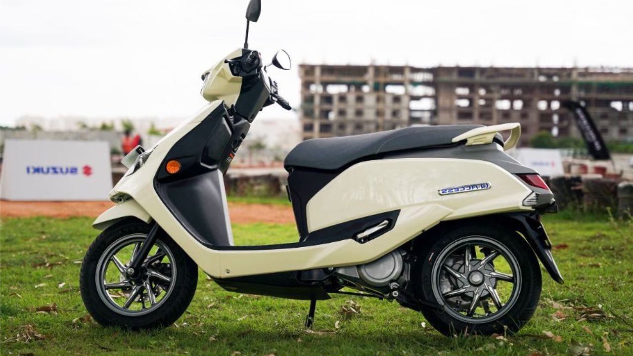 होम चार्जर से फुल चार्ज होने में 6 घंटे लगते हैं, जबकि डीसी फास्ट चार्जर से 2 घंटे 12 मिनट में 80% तक चार्ज किया जा सकता है। भारत में सुजुकी के 1200 से ज्यादा आउटलेट्स हैं, जिनमें से 240+ पर डीसी फास्ट चार्जिंग सुविधा उपलब्ध है। (Img- Internet)