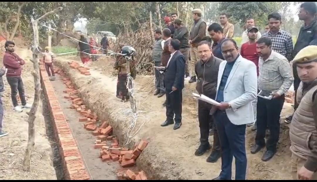 Maharajganj: मनरेगा कार्यों में लापरवाही पर DM सख्त, निर्माण में घटिया ईंटें बरामद, अधिकारियों को फटकार